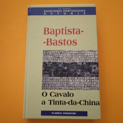 Livro 'O Cavalo a Tinta-da-China' de Baptista-Bastos com mosaico na capa sobre fundo laranja
