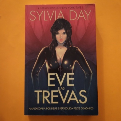 Capa do livro 'Eve e as Trevas' de Sylvia Day com ilustração de mulher em roupa preta sobre fundo roxo