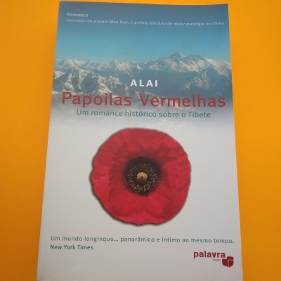 Capa de livro Papolas Vermelhas com papoila vermelha e montanhas nevadas