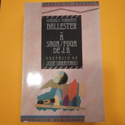 Livro 'A Saga/Fuga de J.B.' de Gonzalo Torrente Ballester sobre fundo laranja