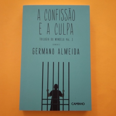 Capa de livro azul com texto e ilustração preta de pessoa atrás de grades