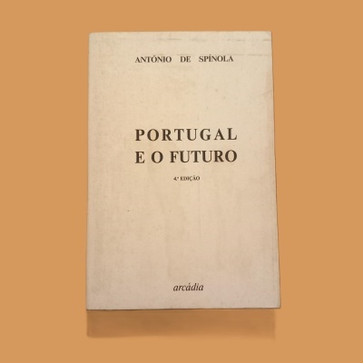 Capa de livro branca com texto preto com título Portugal e o Futuro.