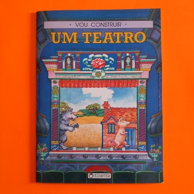Capa de livro colorida com ilustração de teatro de marionetas e texto Vou Construir Um Teatro