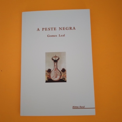 Livro 'A PESTE NEGRA' de Gomes Leal sobre fundo laranja