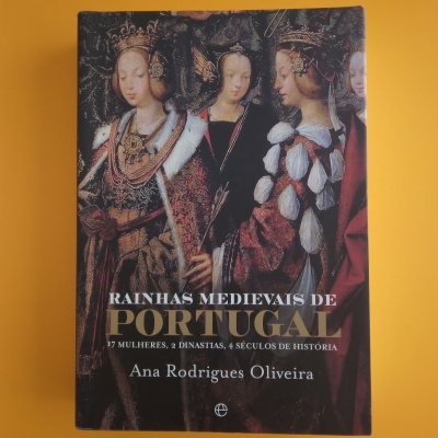 Capa do livro 'Rainhas Medievais de Portugal' com pintura de mulheres medievais vestidas luxuosamente.