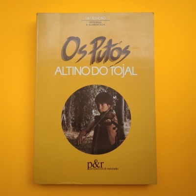 Capa de livro amarelo com título Os Putos e foto de criança a tocar violino