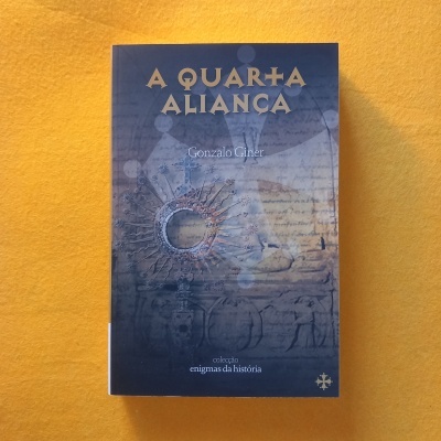 Capa do livro A Quarta Aliança em azul escuro com ilustração metálica e texto