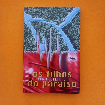 Capa de livro 'os filhos do paraíso' de Ken Follett com design abstrato sobre fundo laranja