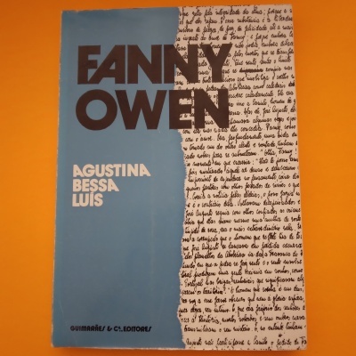 Livro 'FANNY OWEN' com capa azul e texto manuscrito em branco
