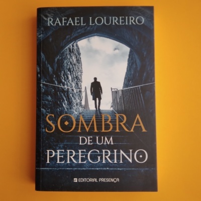 Capa do livro 'Sombra de um Peregrino' de Rafael Loureiro com imagem de pessoa a subir escadaria.