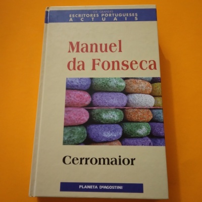 Livro Cerromaior de Manuel da Fonseca com capa branca e imagem colorida de pedras empilhadas