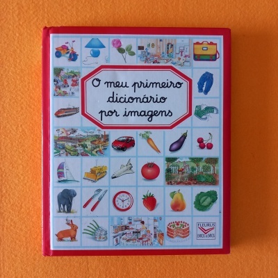 Capa de livro infantil com várias imagens coloridas e título 