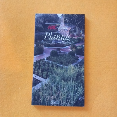 Capa de livro sobre plantas aromáticas e medicinais com fotografia de jardim organizado em canteiros