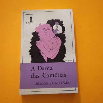 Capa do livro 'A Dama das Camélias' de Alexandre Dumas com figura feminina ilustrada, faixa roxa e fundo laranja.