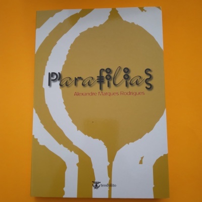 Capa de livro amarela com título 'Parafilias' e autor Alexandre Marques Rodrigues