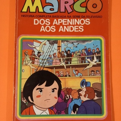 Capa do livro 'Marco Dos Apeninos Aos Andes' com ilustração de personagens num navio.