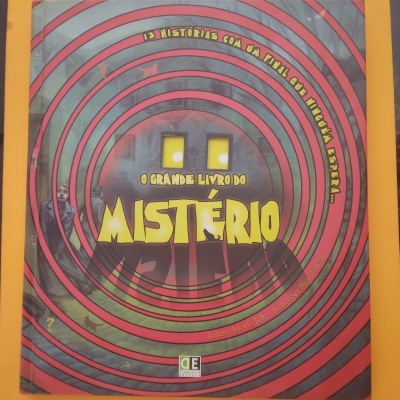 Capa de livro 'O GRANDE LIVRO DO MISTÉRIO' com círculos concêntricos vermelhos e pretos