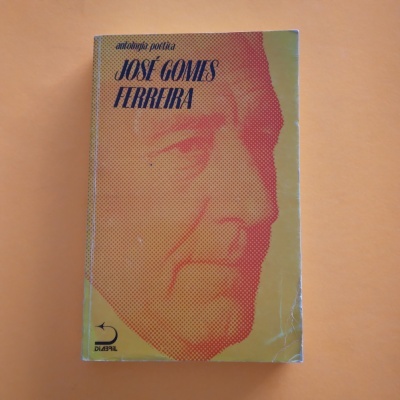 Capa de livro amarelo-esverdeada com rosto em pontos vermelhos e título de poema