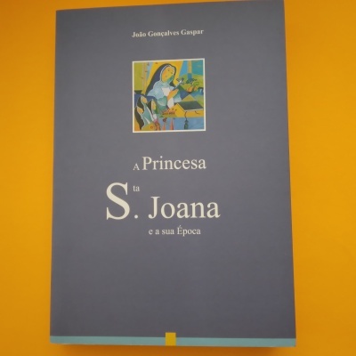 Capa azul de livro 'A Princesa Sta. Joana e a sua Época' com imagem colorida no centro