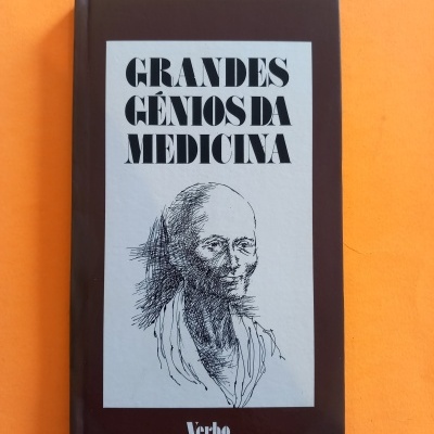 Capa de livro castanha com rótulo cinzento e texto Grande Génios da Medicina