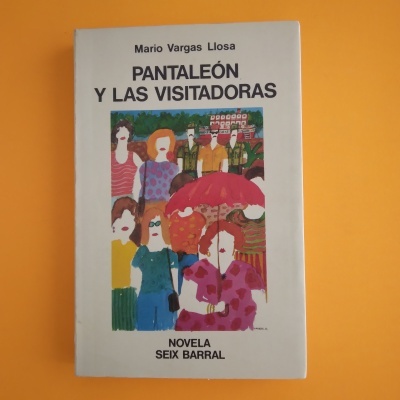 Capa do livro 'PANTALEÓN Y LAS VISITADORAS', com ilustração colorida e texto em preto