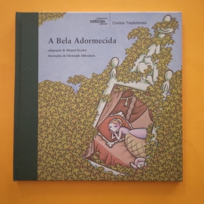 Capa de livro infantil 'A Bela Adormecida' com ilustração de mulher adormecida em folhas e lombada verde