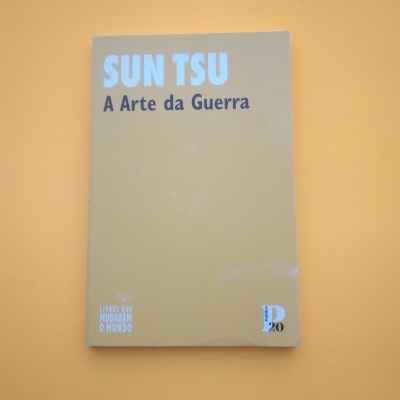Capa de livro 'SUN TSU A Arte da Guerra' em fundo laranja