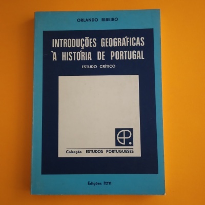 Livro azul com título Introduções Geográficas à História de Portugal de Orlando Ribeiro