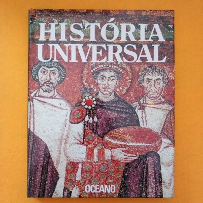 Capa do livro HISTÓRIA UNIVERSAL com ilustração tipo mosaico e fundo laranja