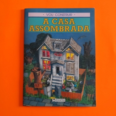 Livro infantil 'Vou Construir A Casa Assombrada' com ilustração de casa assombrada