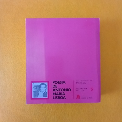 Livro rosa com título e imagem de homem em preto e branco