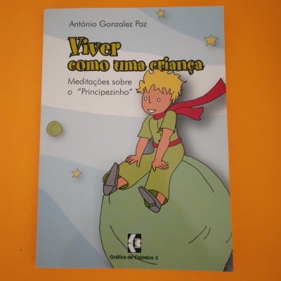 Capa de livro com ilustração de criança loira sentada num planeta verde