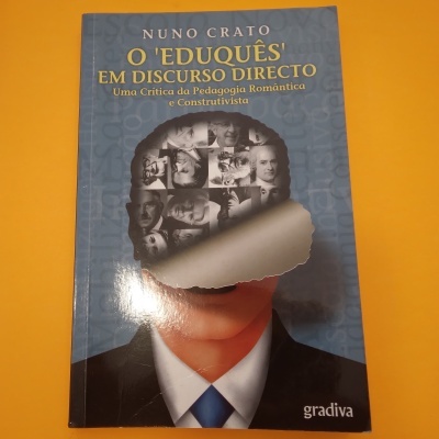 Capa de livro azul com título e imagem surreal de rosto colagem em preto e branco