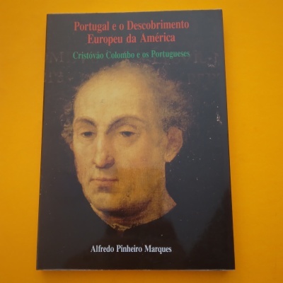 Capa de livro preto com retrato de homem e texto colorido sobre fundo amarelo.