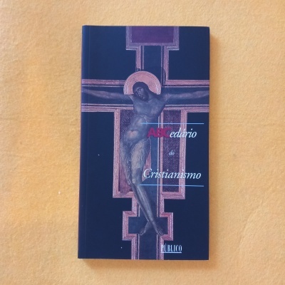 Livro capa azul com crucifixo e o texto ABC edario do Cristianismo PÚBLICO