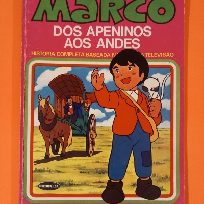 Capa de livro infantil rosa com personagem de desenho animado e cavalo com carroça ao fundo