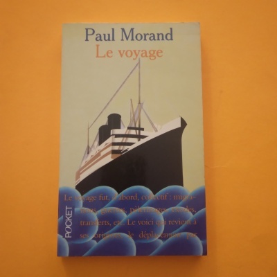 Capa do livro 'Le voyage' de Paul Morand com ilustração de navio em ondas azuis