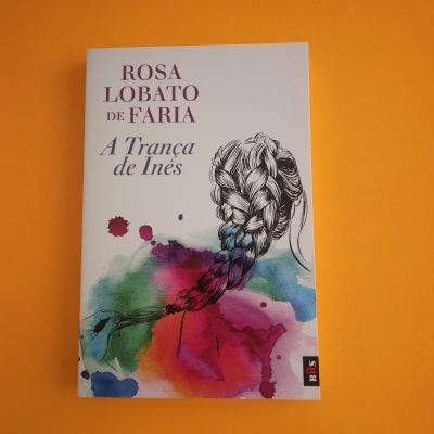Livro 'A Trança de Inês' de Rosa Lobato de Faria com ilustração colorida de uma trança