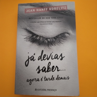 Capa de livro com olho fechado e título em português