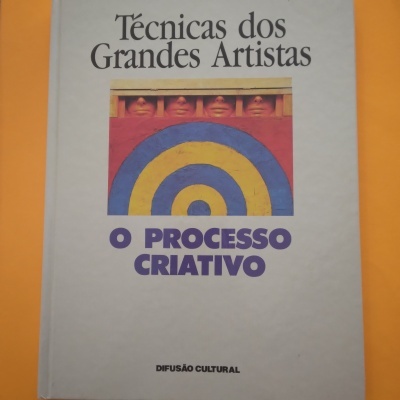 Capa de livro branco com texto e imagem colorida de círculos e esculturas