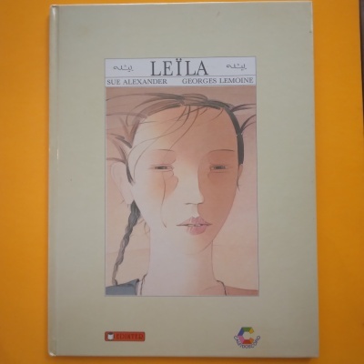 Capa do livro Leïla com ilustração de rosto feminino e fundo bege