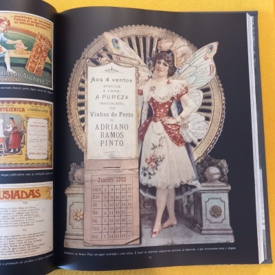 Ilustração vintage de mulher fada com calendário e texto promocional em página de livro