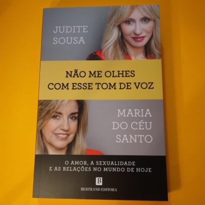 Capa de livro com fotos de duas mulheres e texto em português