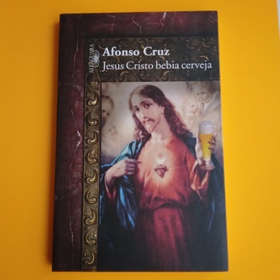 Capa de livro 'Jesus Cristo bebia cerveja' com imagem de Jesus e copo de cerveja