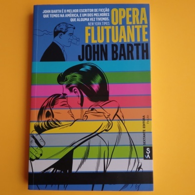Capa do livro Opera Flutuante com faixas coloridas e casal a beijar-se