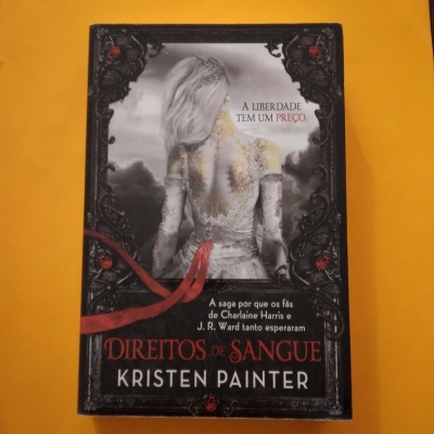 Capa do livro Direitos de Sangue de Kristen Painter com mulher de costas e detalhes em vermelho