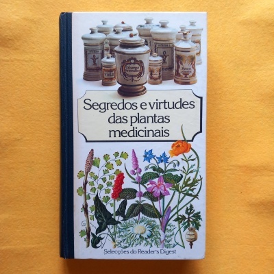Capa de livro sobre plantas medicinais com ilustrações e frascos antigos