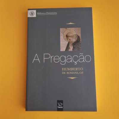 Livro 'A Pregação' de Humberto de Romans com capa cinza escura e imagem religiosa, sobre fundo amarelo.
