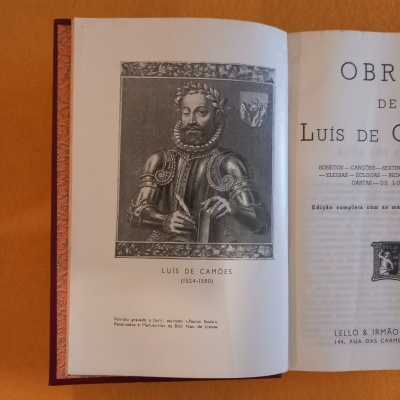 Livro aberto com gravura de Luís de Camões e título Obras de Luís de Camões