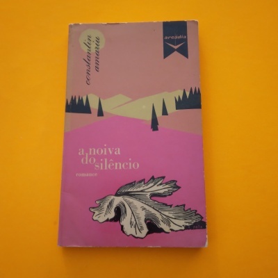 Livro 'a noiva do silêncio' com capa rosa lilás e ilustrações de folha e árvores